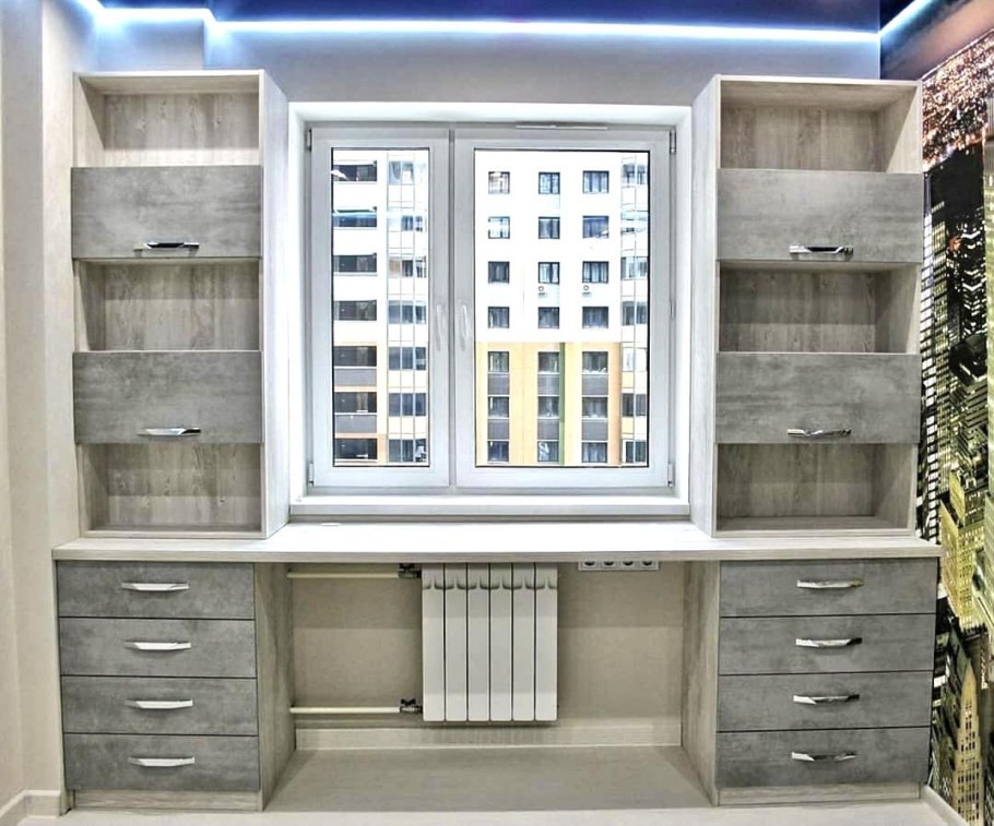 Письменный стол у окна в детской для двоих