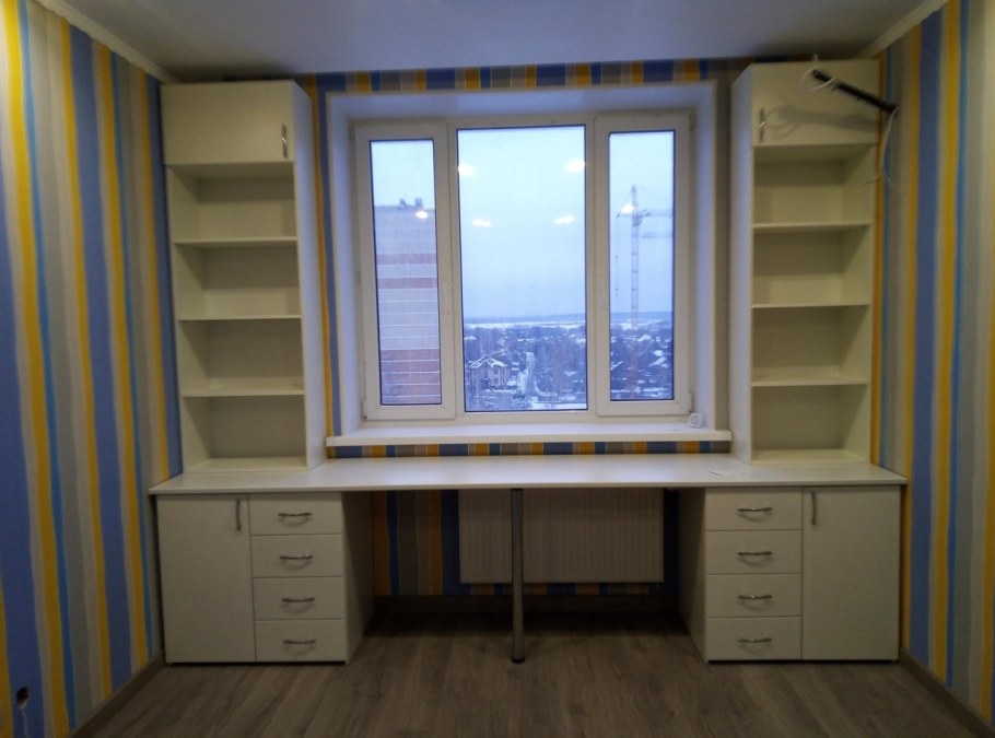 Стол встроенный в подоконник