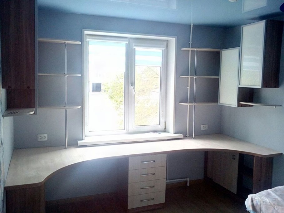 Стол вдоль окна с пеналом