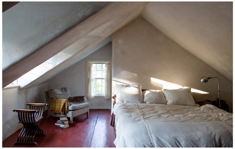 Спальня в мансарде с низким потолком