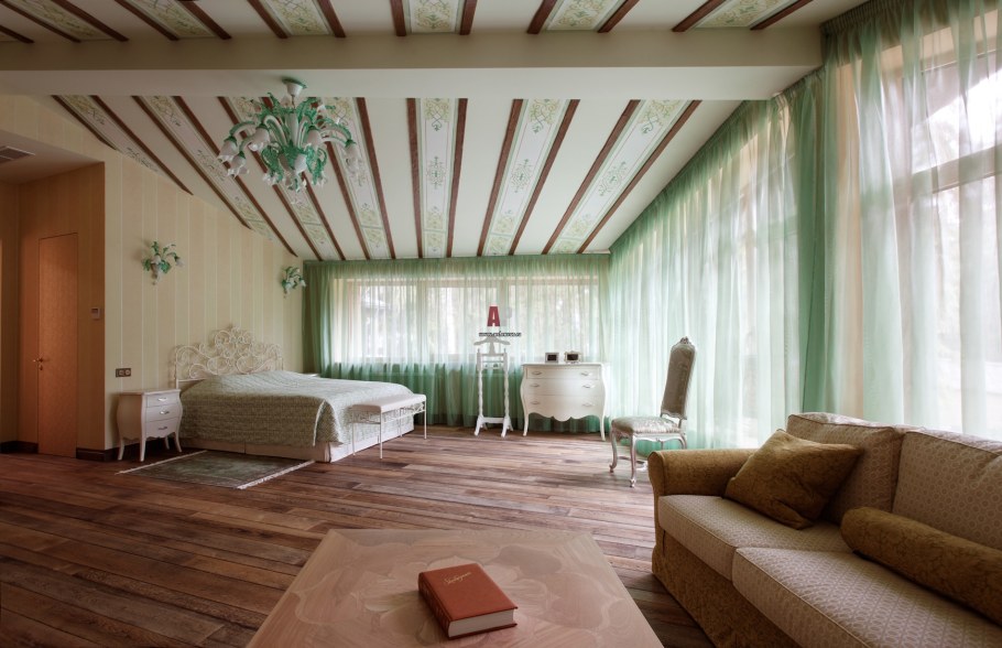 Низкий потолок в деревянном доме