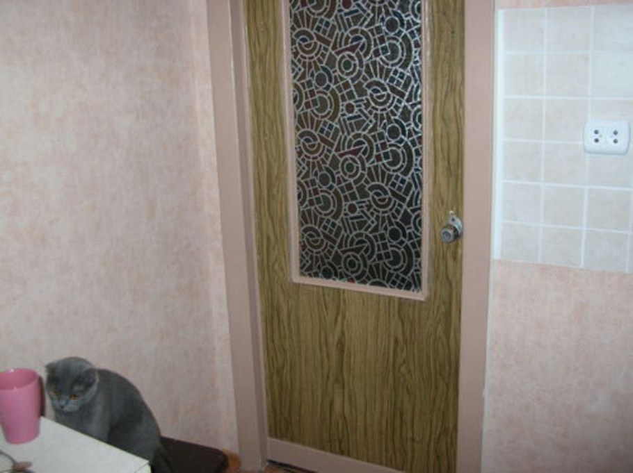 Обклеить дверь пленкой