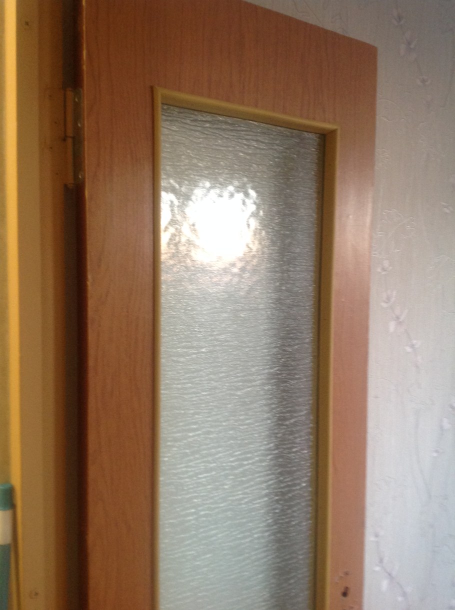 Обклеить дверь самоклеющейся пленкой