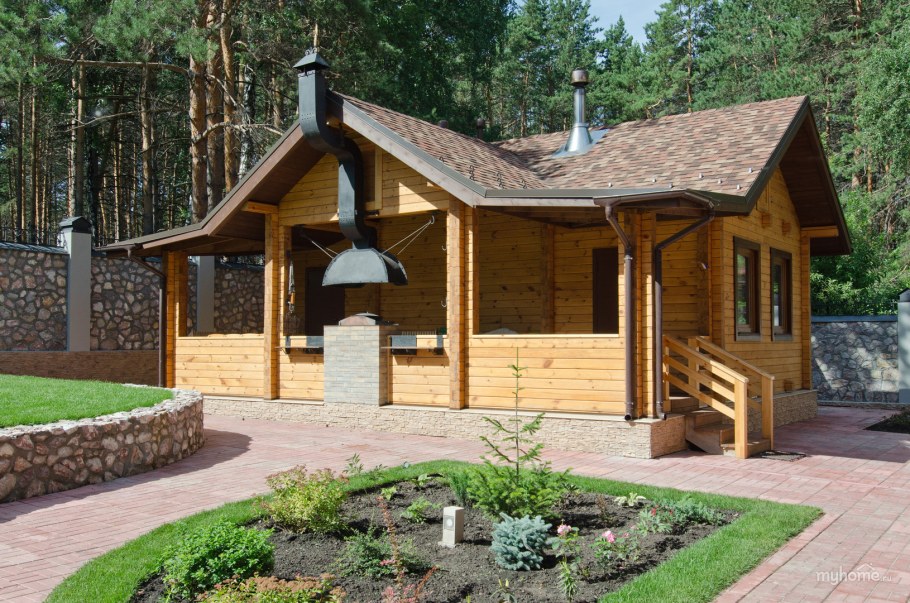 Баня из клееного бруса с зоной барбекю