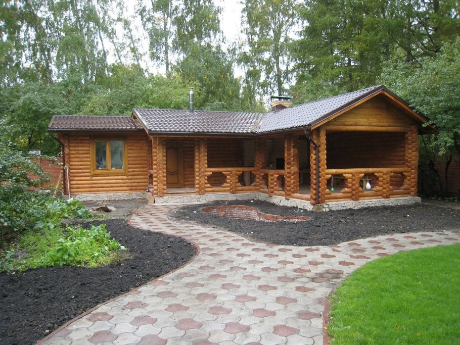 Баня с односкатной крышей и террасой и зоной барбекю