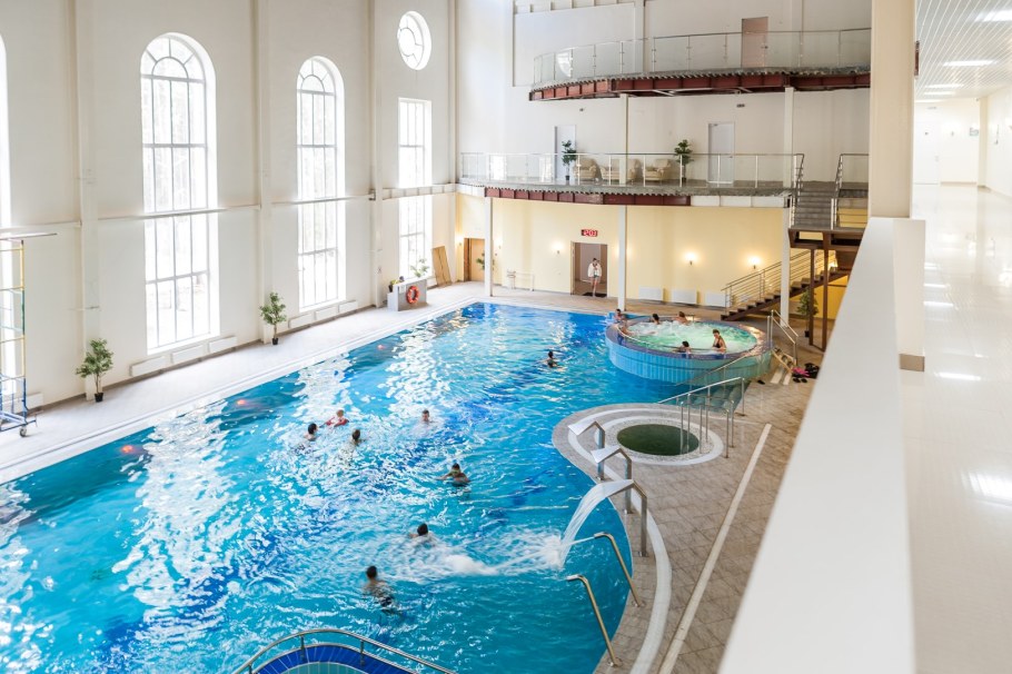 Открытый бассейн на улице в Томске зимой