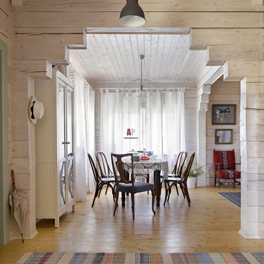 Гостиная Прованс Кантри в бревенчатом доме