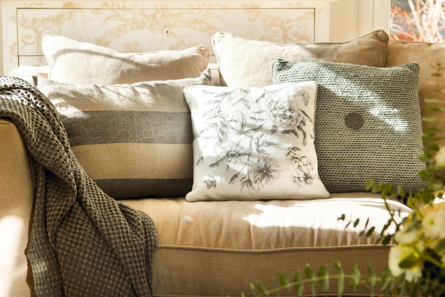 Бежевый диван с красными подушками