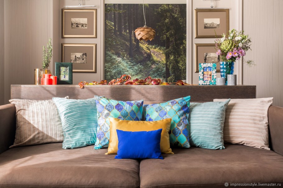 Бежевый диван с подушками в интерьере