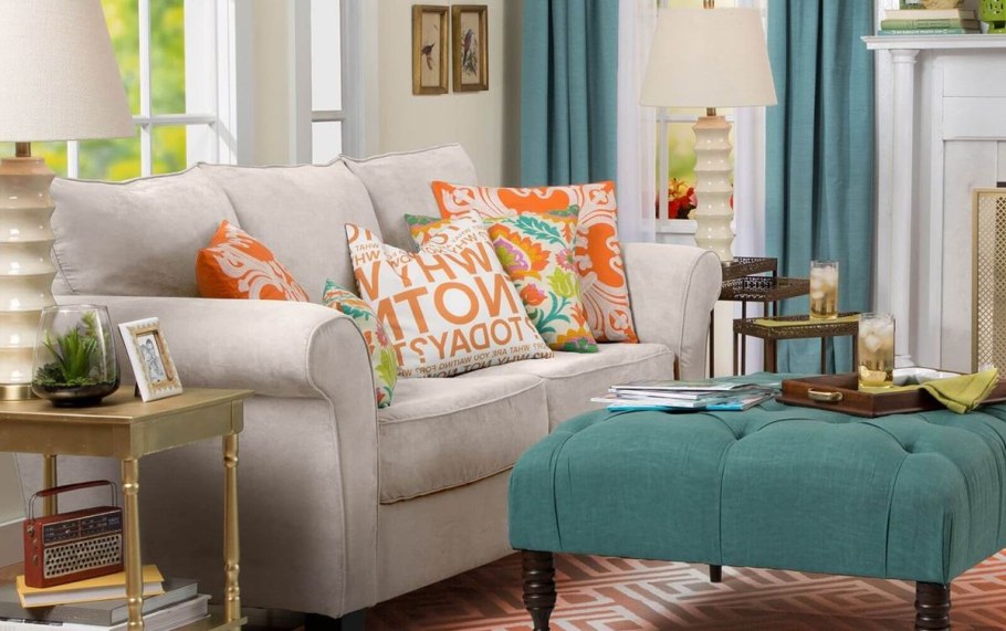 Коричневый диван с подушками