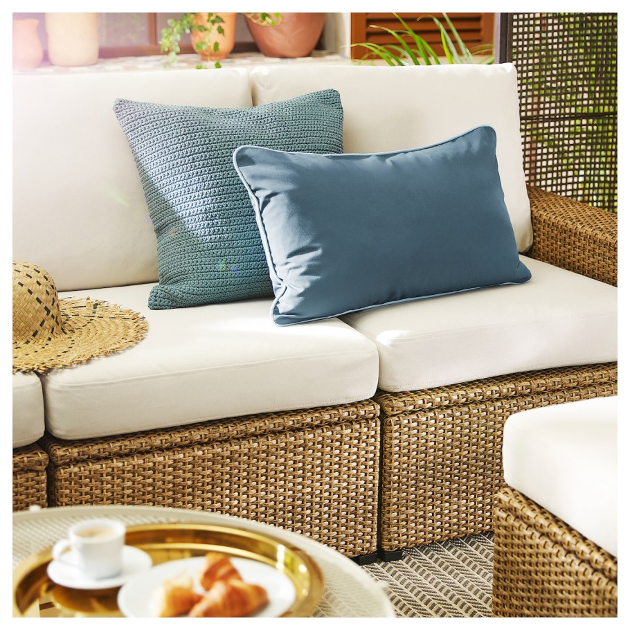 Серый диван с цветными подушками