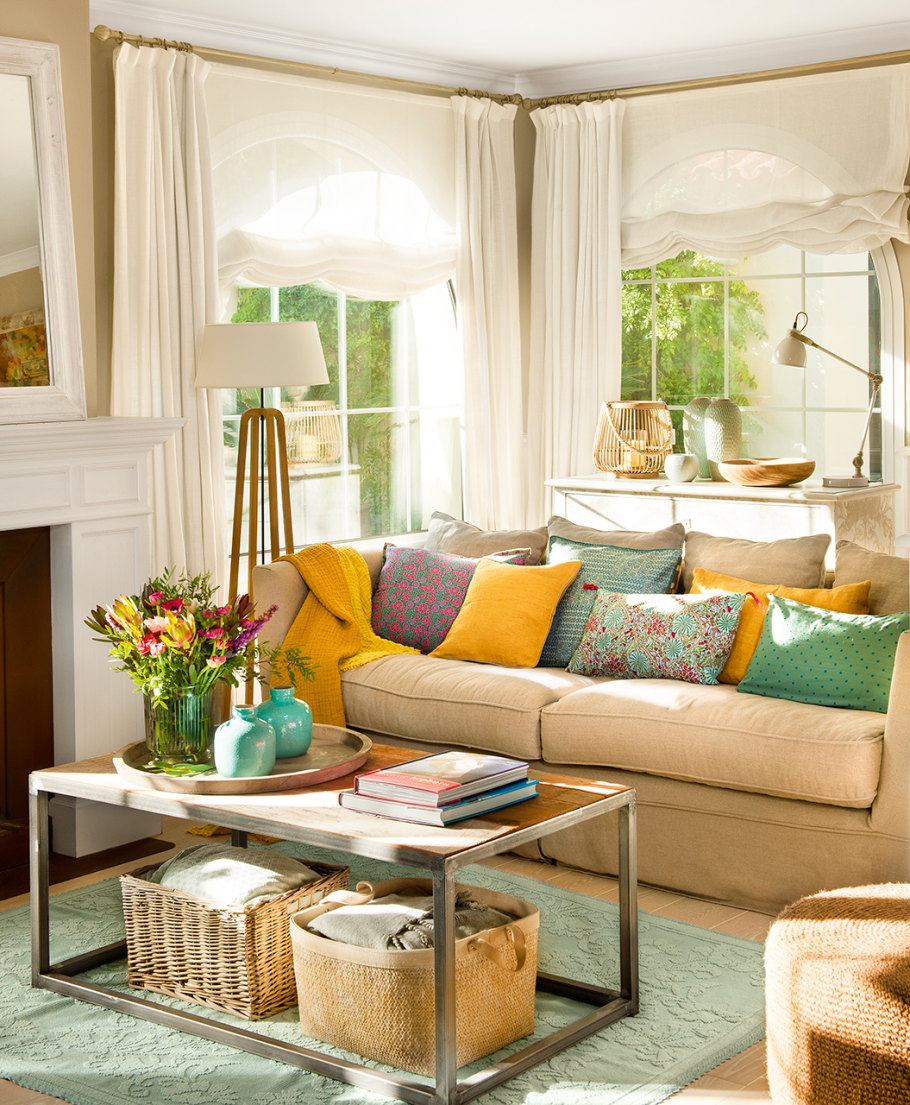 Белый диван с подушками