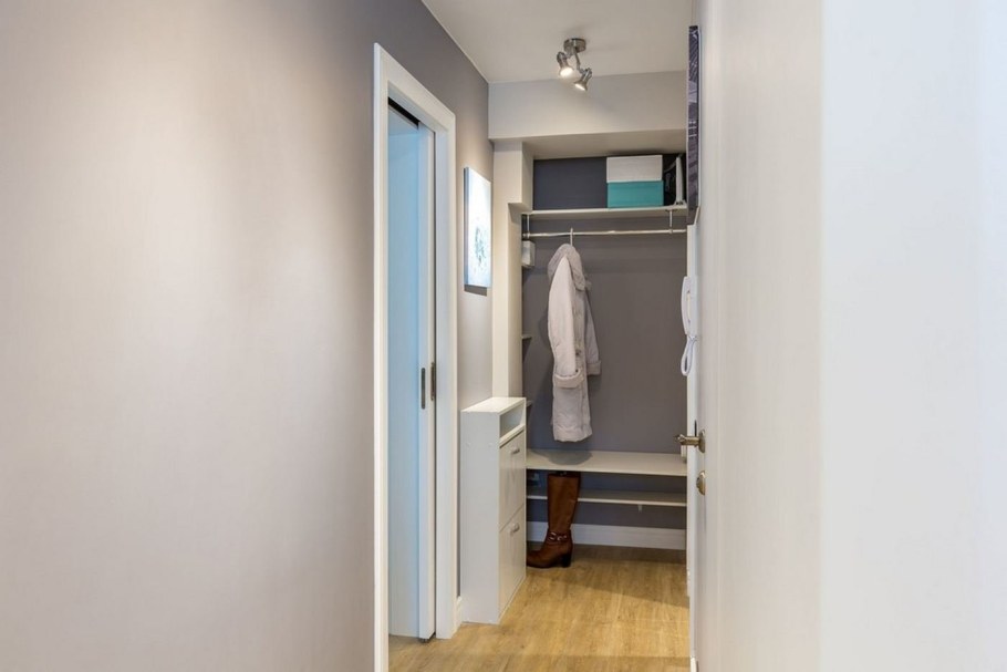 Узкая прихожая в однушке