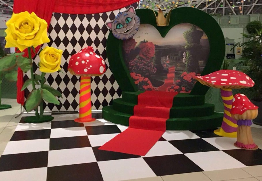 Алиса в Зазеркалье декорации