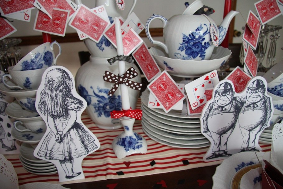 Чаепитие в стиле Алиса в стране чудес