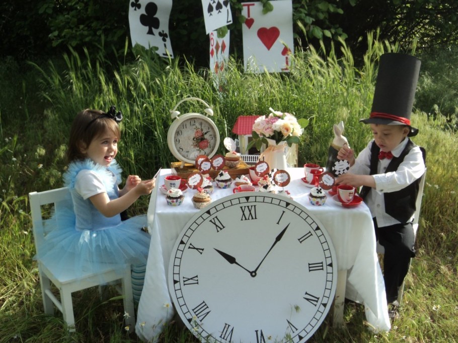 Фотозона Алиса в стране