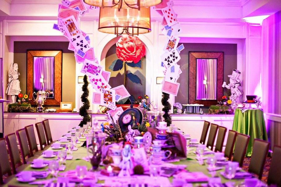 Новогодняя декорация Алиса в стране чудес