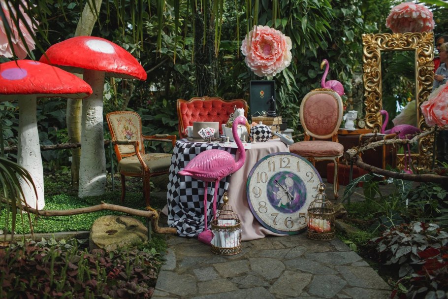 Фотозона Алиса в стране чудес