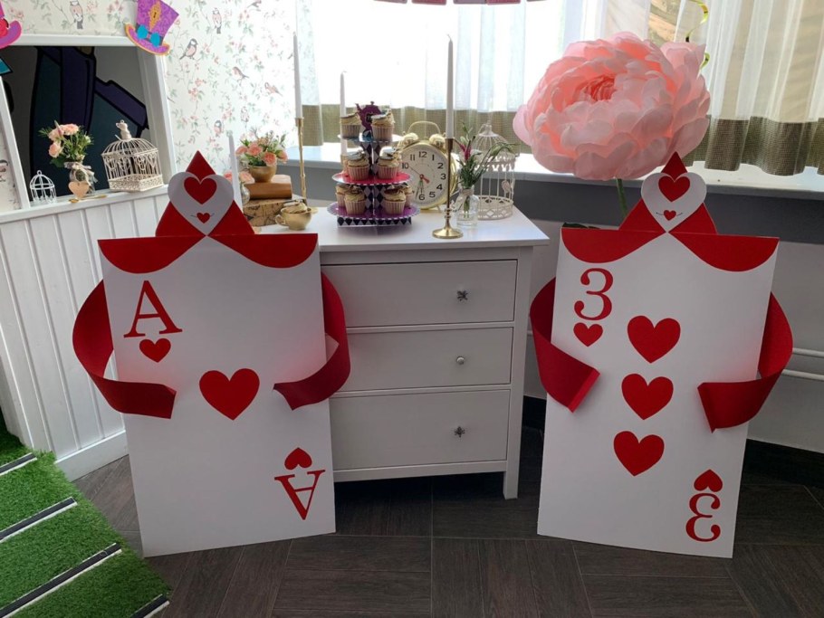 Фотозона Алиса в Зазеркалье