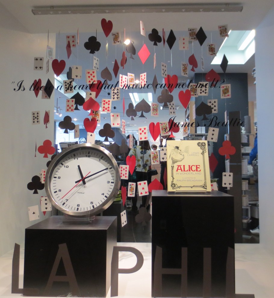 Оформление зала в стиле Алиса в стране чудес