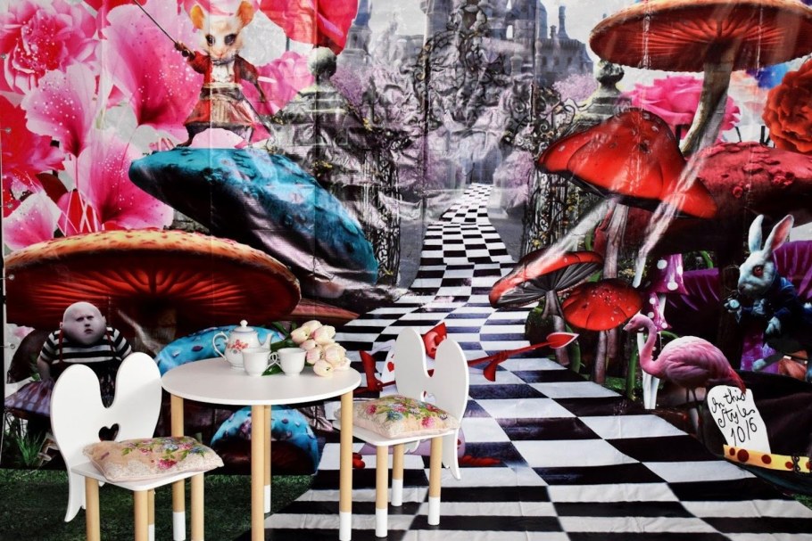 Фотозона Алиса в Зазеркалье
