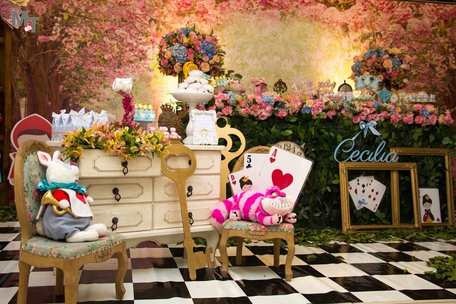 Фотозона Алиса в Зазеркалье