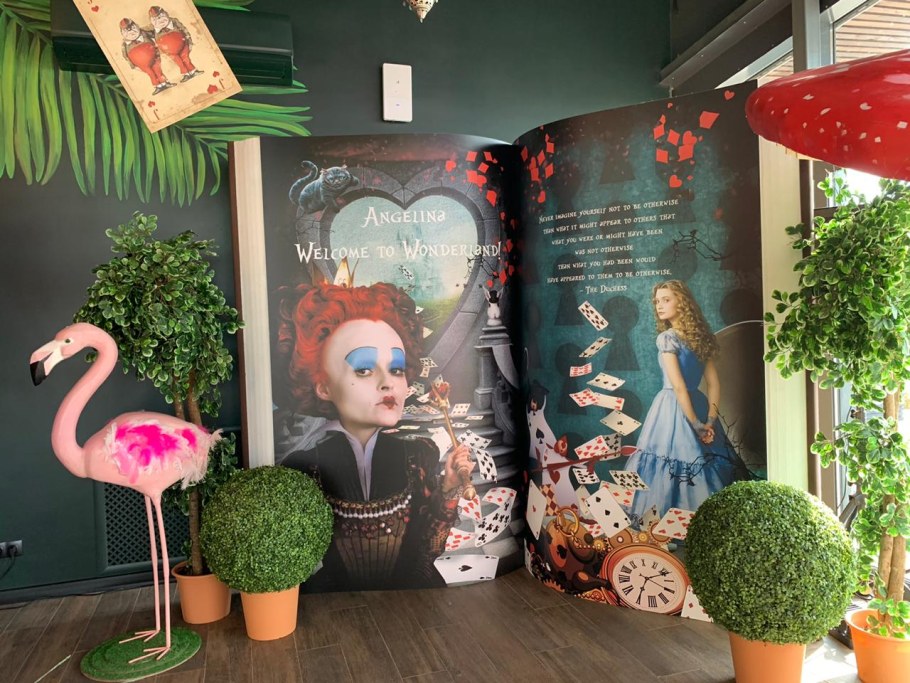 Алиса в стране чудес декор