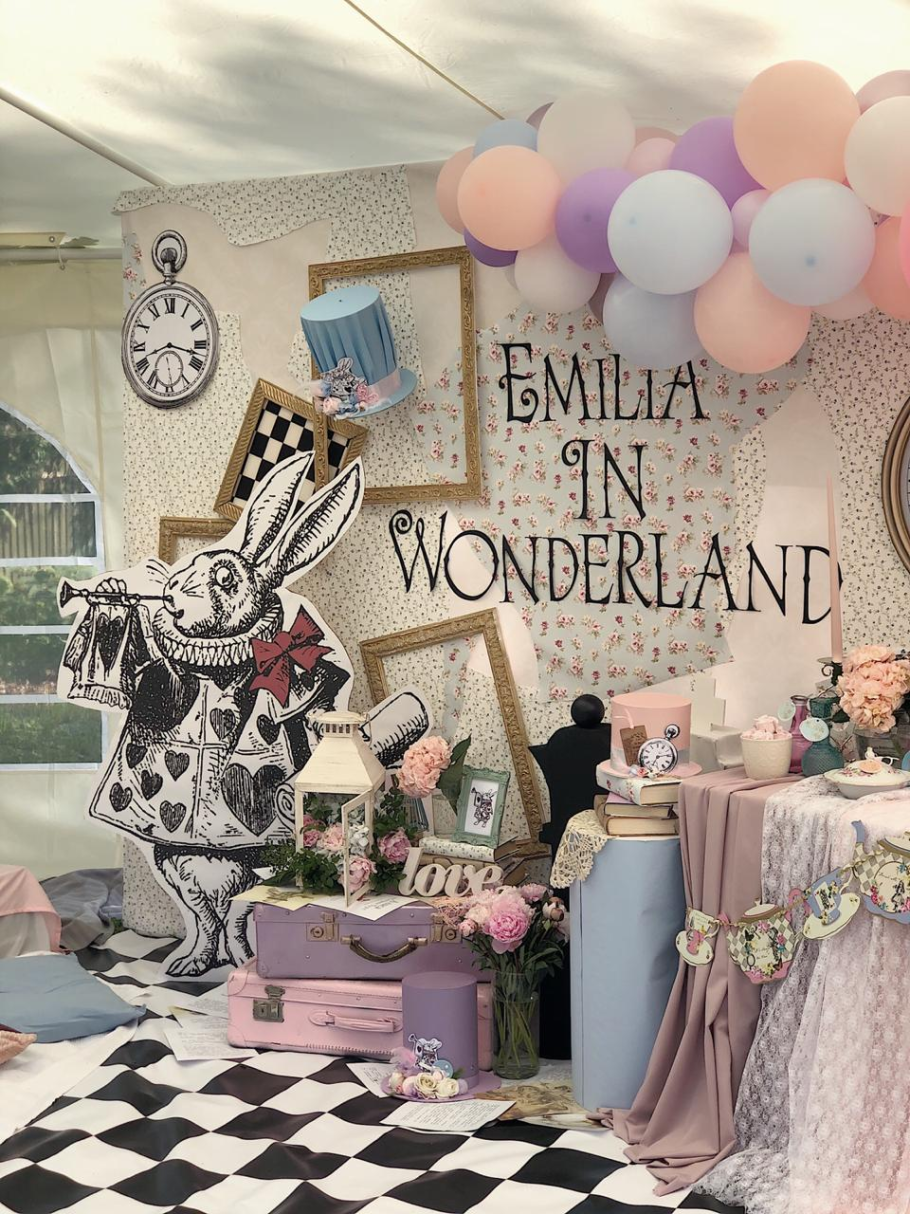Вечеринка в стиле Алиса в Зазеркалье