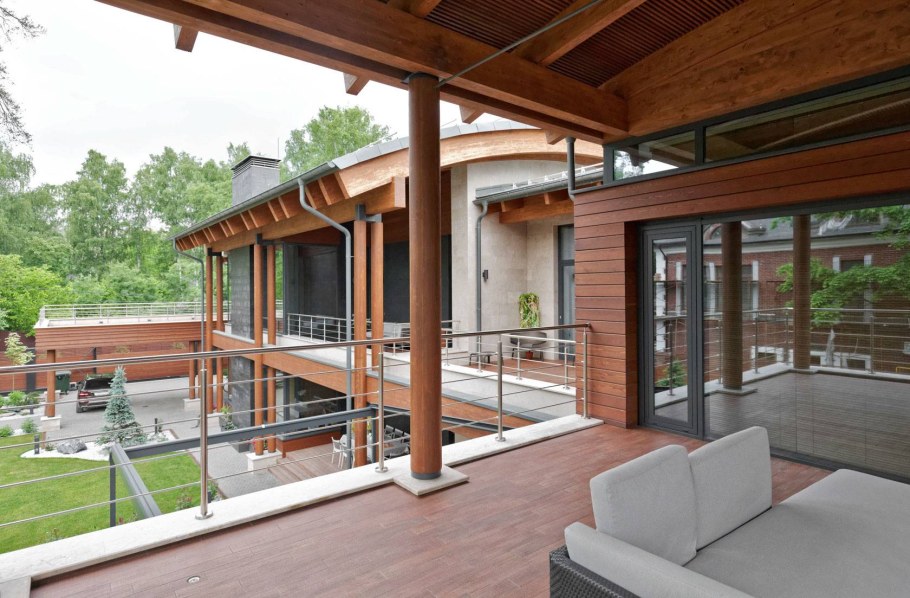 Открытый балкон над верандой