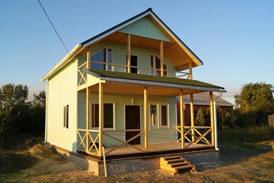 Двухэтажный дом с лестницей на улице