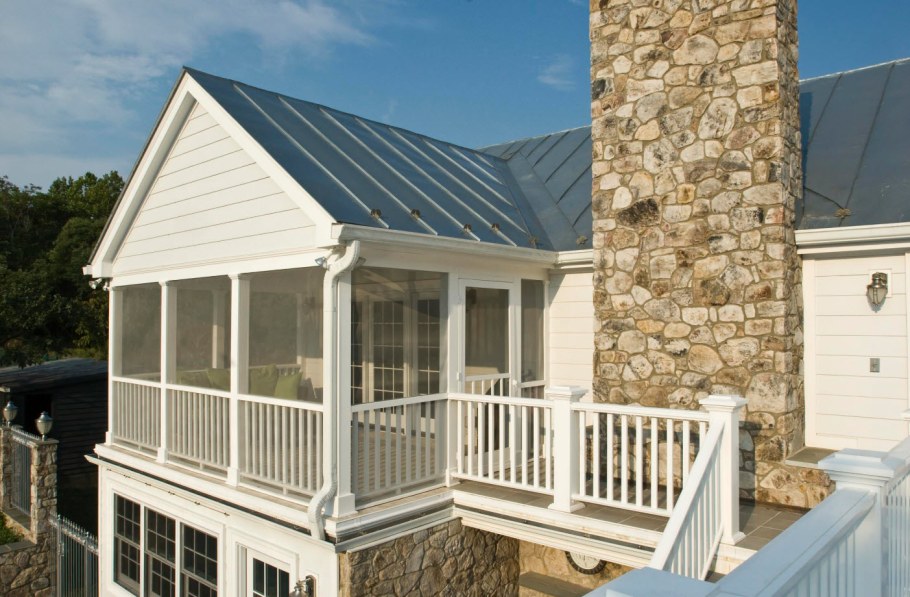 Остекленный балкон в частном доме