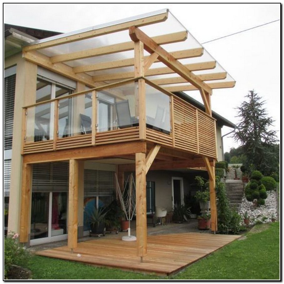 Деревянная терраса к кирпичному дому