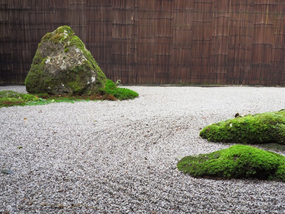 Камни в ландшафте