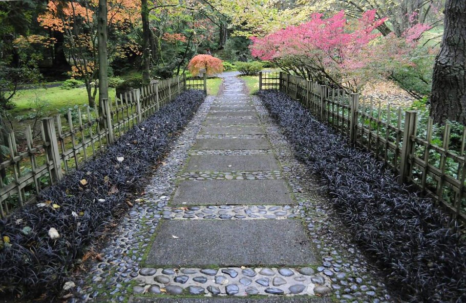 Каменные тропинки в парке Японии