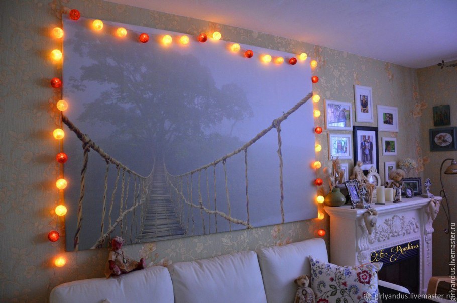 Гирлянда на стене