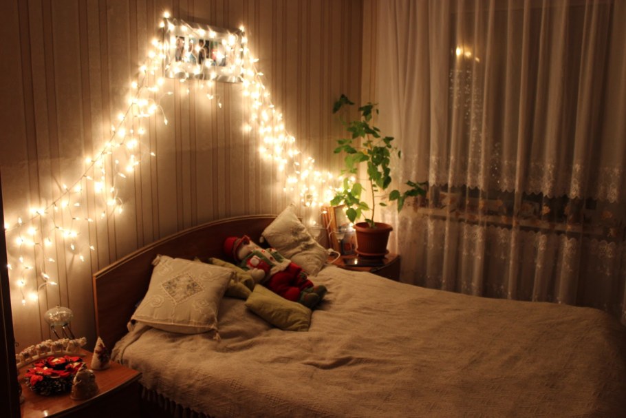 Гирлянда в комнате