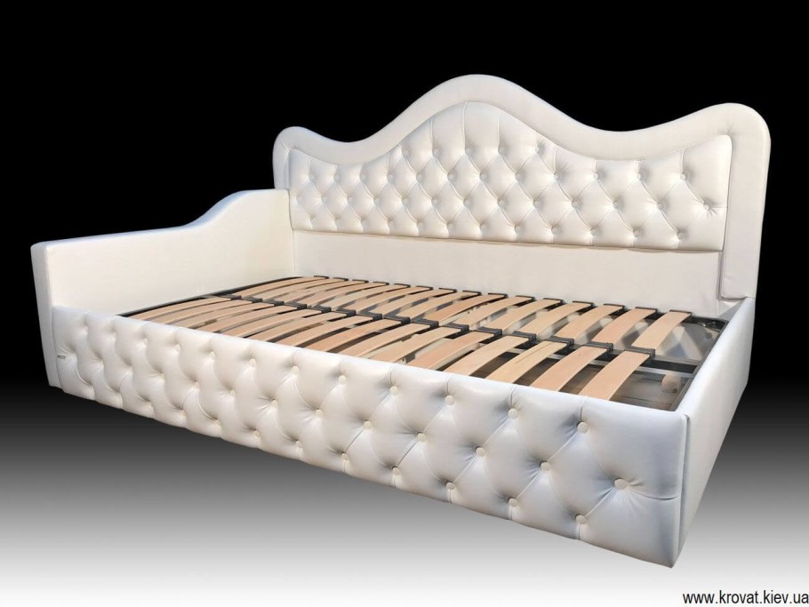 Кровать с каретной стяжкой