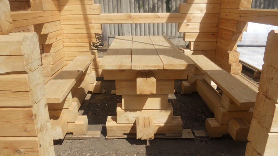 Стол и лавки из профилированного бруса