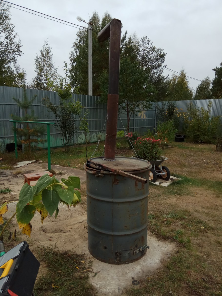 Садовая печь для сжигания мусора