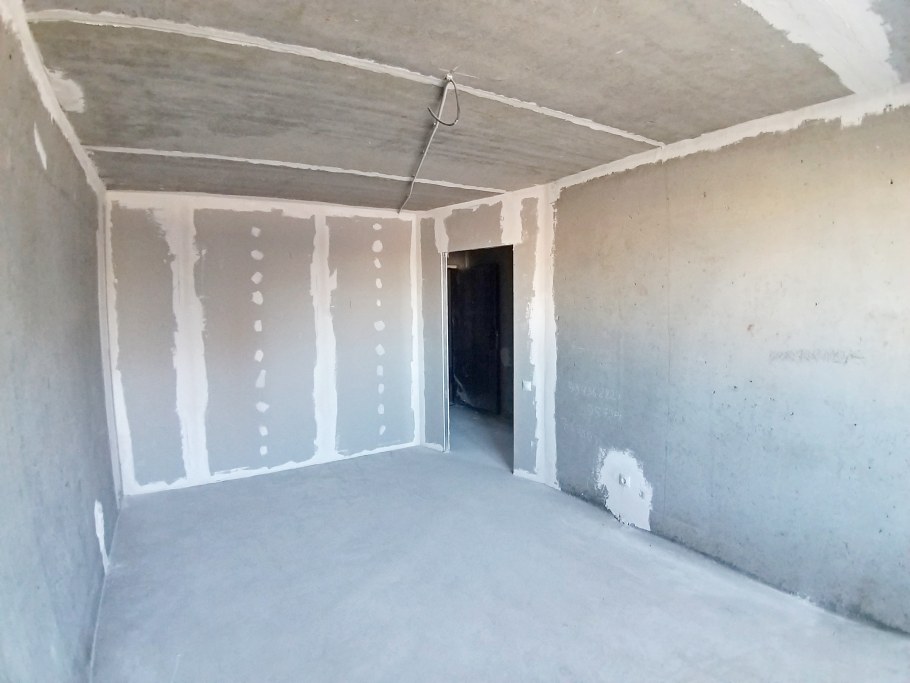 Помещение черновой отделки внутри тёмное