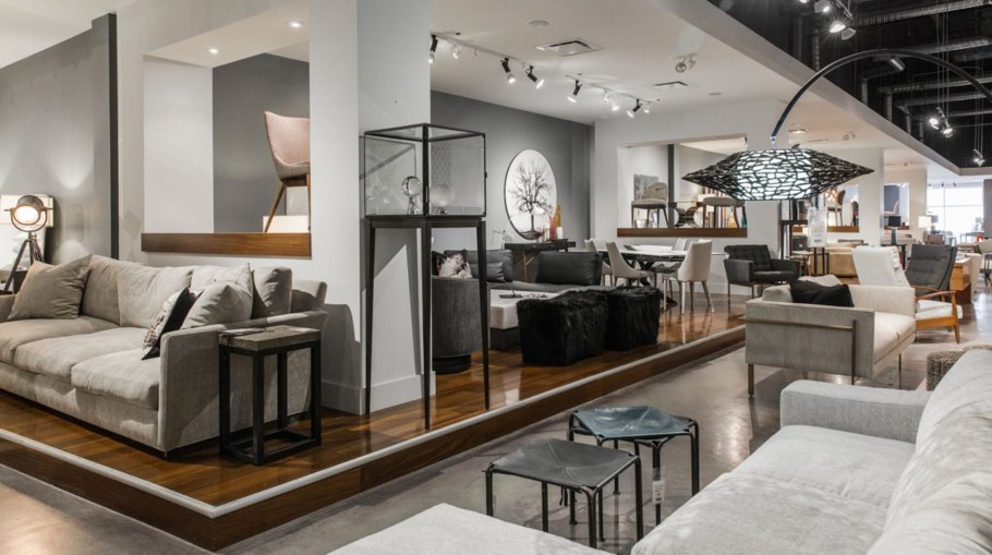 Люстра в каминную зону в гостиной