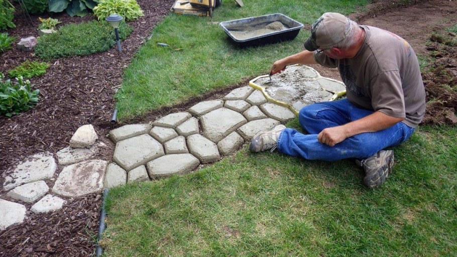 Выложить дорожки на даче