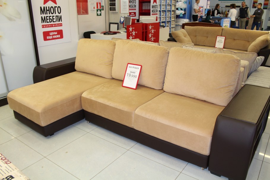 Красивый красный диван