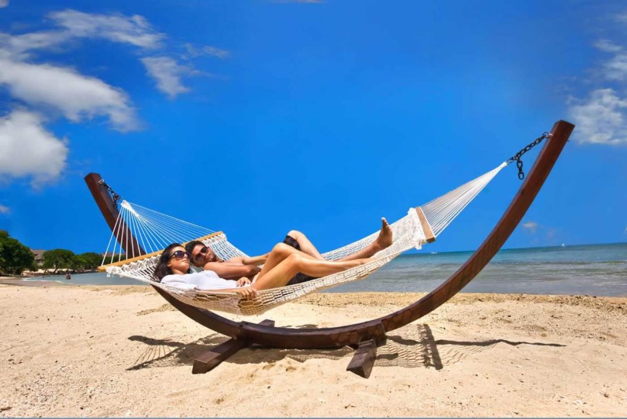 Пара в гамаке