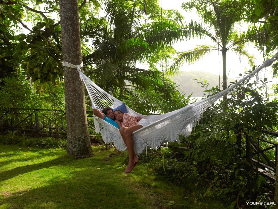 Девушка в гамаке на пляже