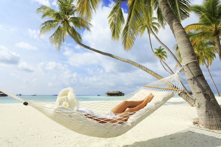 Девушка в гамаке