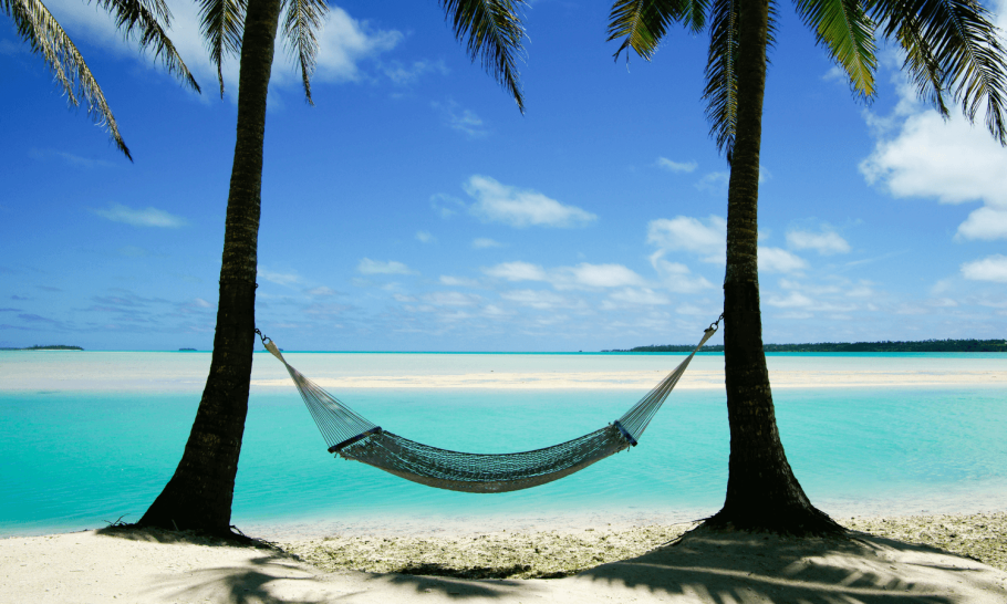 Девушка отдыхает на море