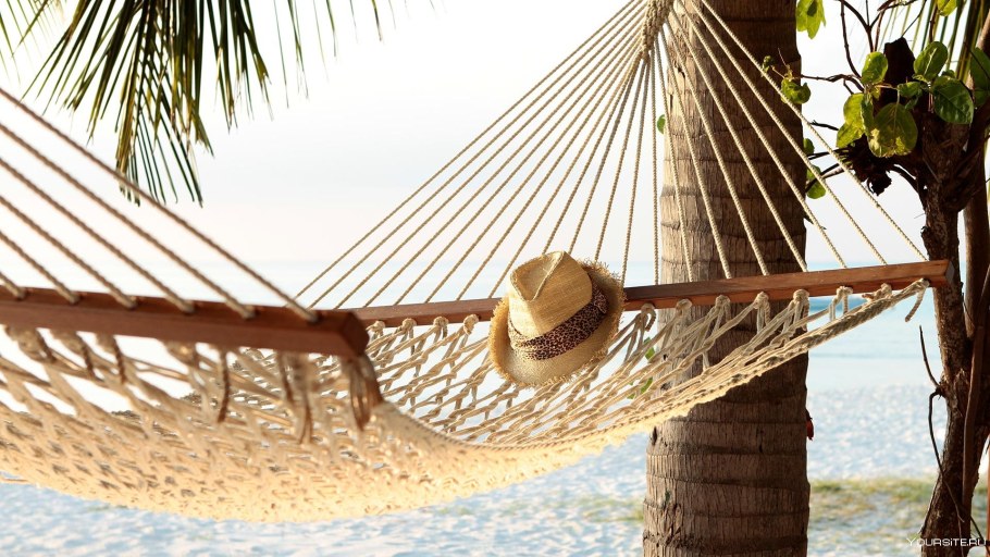 Человек лежит в гамаке