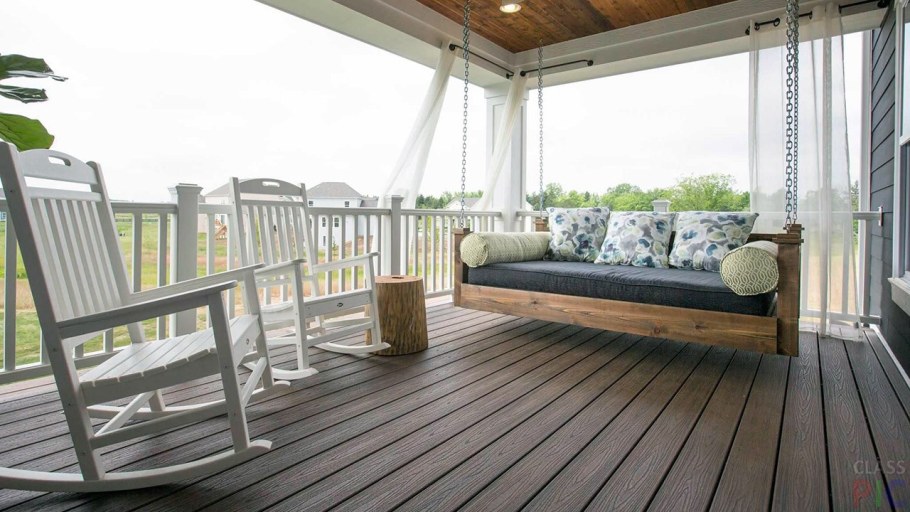 Открытая деревянная веранда