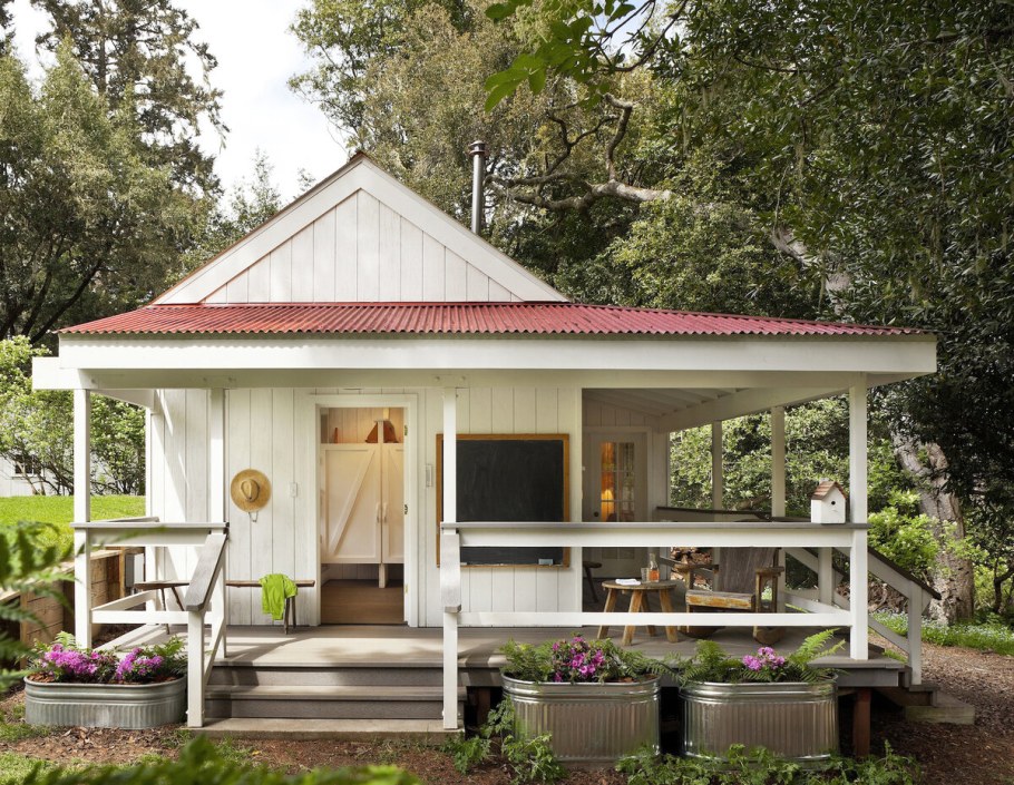 Небольшой дом с террасой